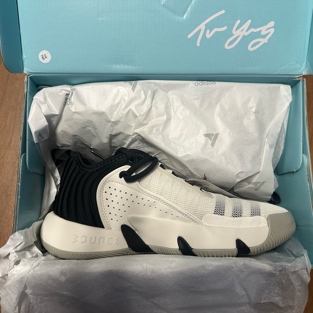BNWT Addidas unisex Trae Unlimitedted basketball shoes. Men size 6, Women size 7 - Picture 3 of 5